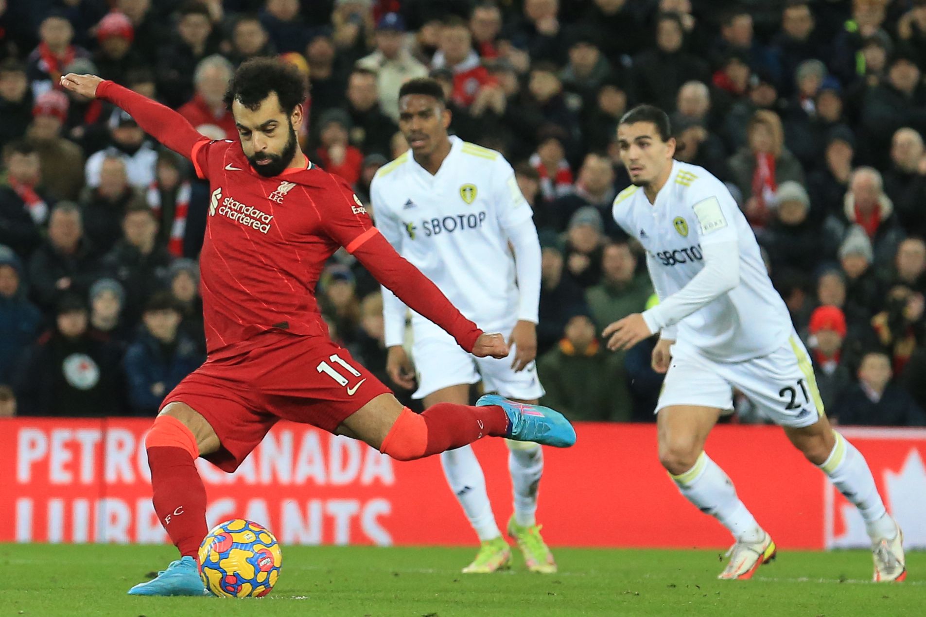 Mo Salah cobró y convirtió dos penaltis en la victoria del Liverpool sobre el Leeds