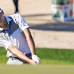 El chico local Preston Summerhays disfruta de los aplausos durante su debut en el PGA Tour en el WM Phoenix Open