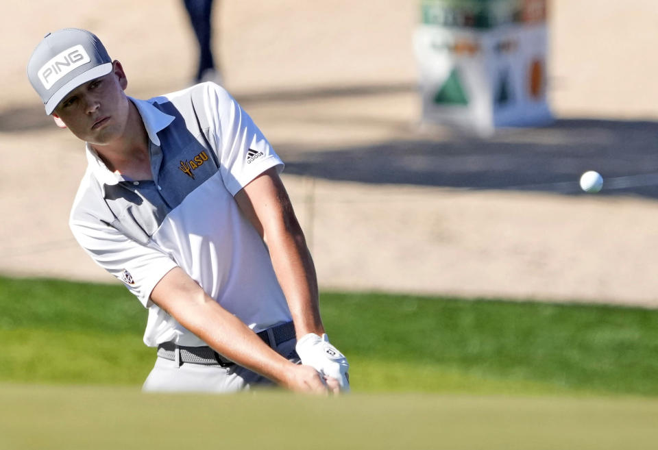 El chico local Preston Summerhays disfruta de los aplausos durante su debut en el PGA Tour en el WM Phoenix Open