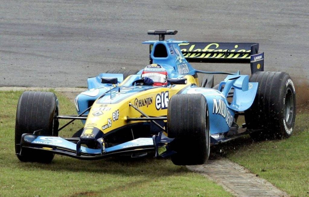 Fernando Alonso hace un trompo durante el GP de Brasil.  Interlagos Octubre 2004.