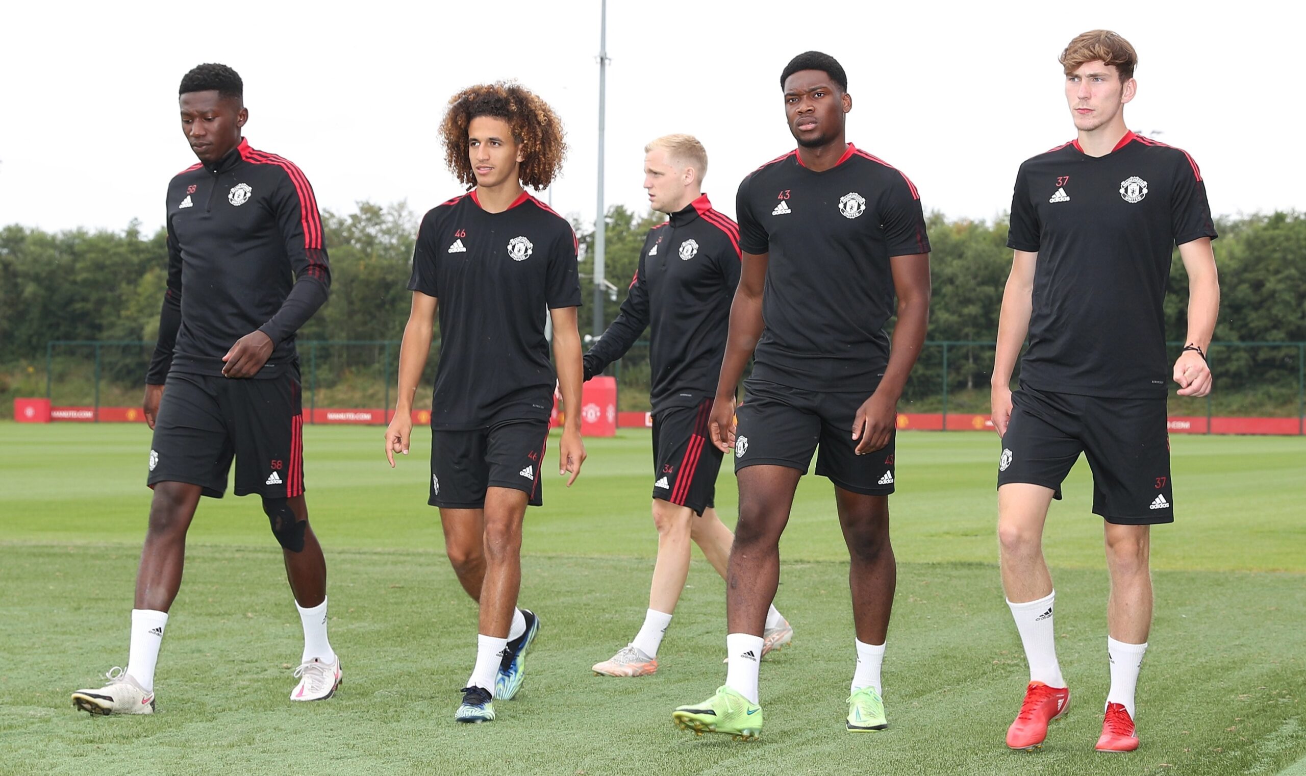 Se dice que Hannibal Mejbri, segundo a la izquierda, 'tomó el p ***' en el entrenamiento de Man Utd