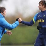 Tottenham jefe Antonio Conte con Dele Alli