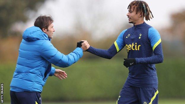 Tottenham jefe Antonio Conte con Dele Alli