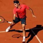 El legendario entrenador revela cómo Roger Federer comenzó a usar un golpe directo de derecha en arcilla