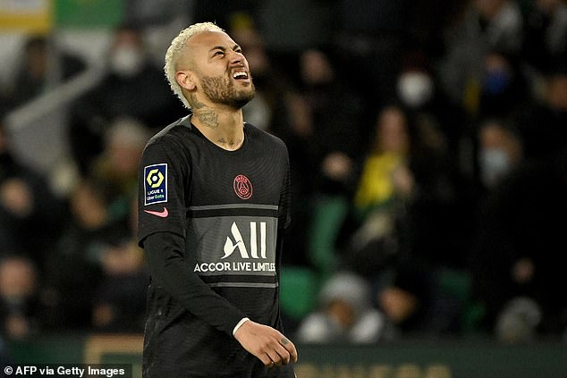 Neymar mira al cielo después de que su dócil penalti se salvó fácilmente en la derrota por 3-1 ante Nantes
