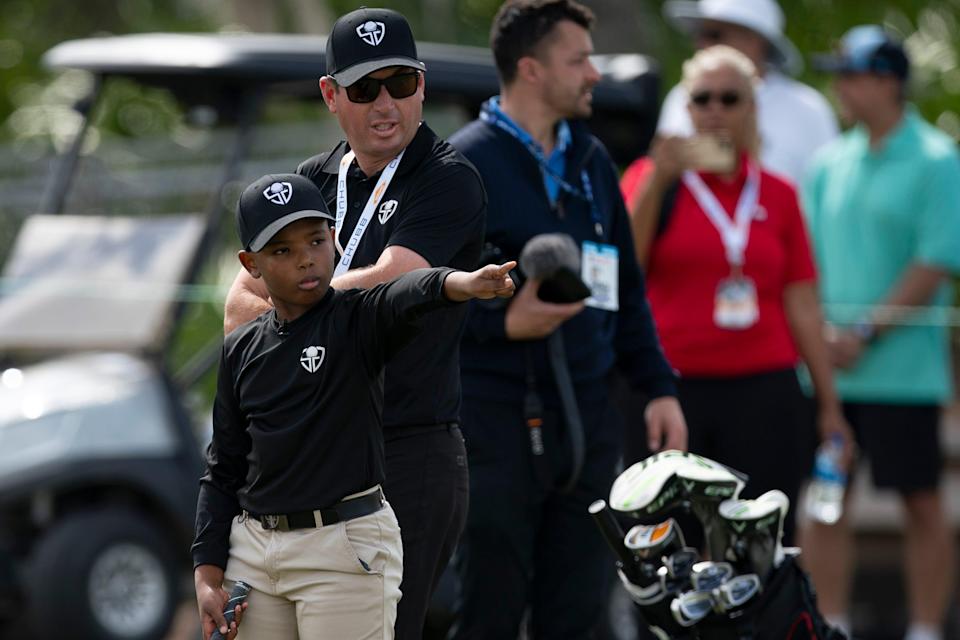 Este golfista de 10 años ha iniciado su propio negocio y está inspirando a otras personas con autismo a través de mensajes positivos.