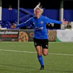 Zoe Rushen celebra marcar el primer gol de Billericay.