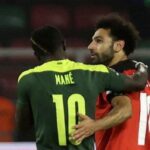Sadio Mane consoló a su compañero de equipo en el Liverpool, Mohamed Salah, después de que Senegal venciera a Egipto en la final de la Copa Africana de Naciones.