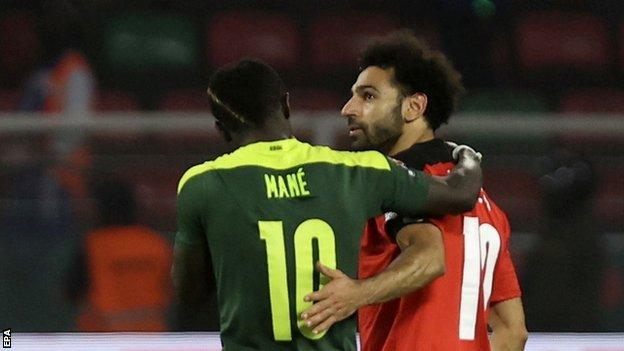 Sadio Mane consoló a su compañero de equipo en el Liverpool, Mohamed Salah, después de que Senegal venciera a Egipto en la final de la Copa Africana de Naciones.