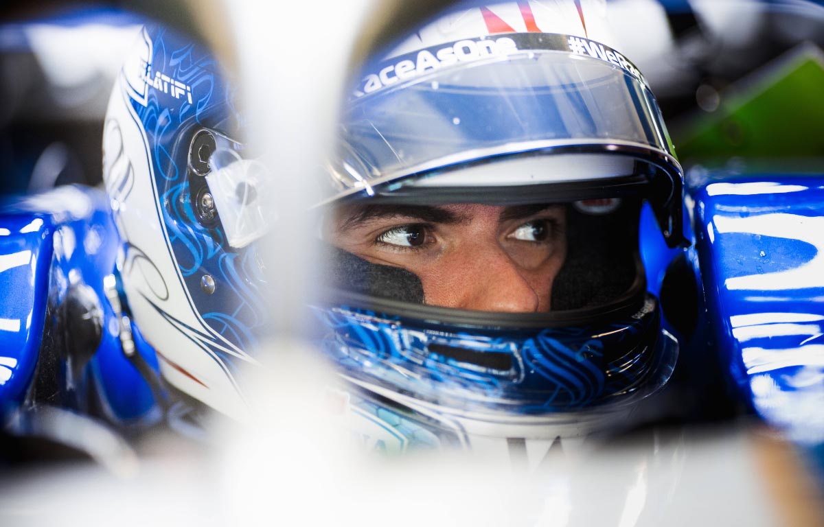 Nicholas Latifi se prepara para conducir su Williams.  septiembre de 2021.