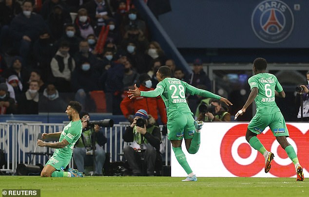 Denis Bouanga celebra darle a St. Etienne una sorprendente ventaja en el Paris Saint-Germain