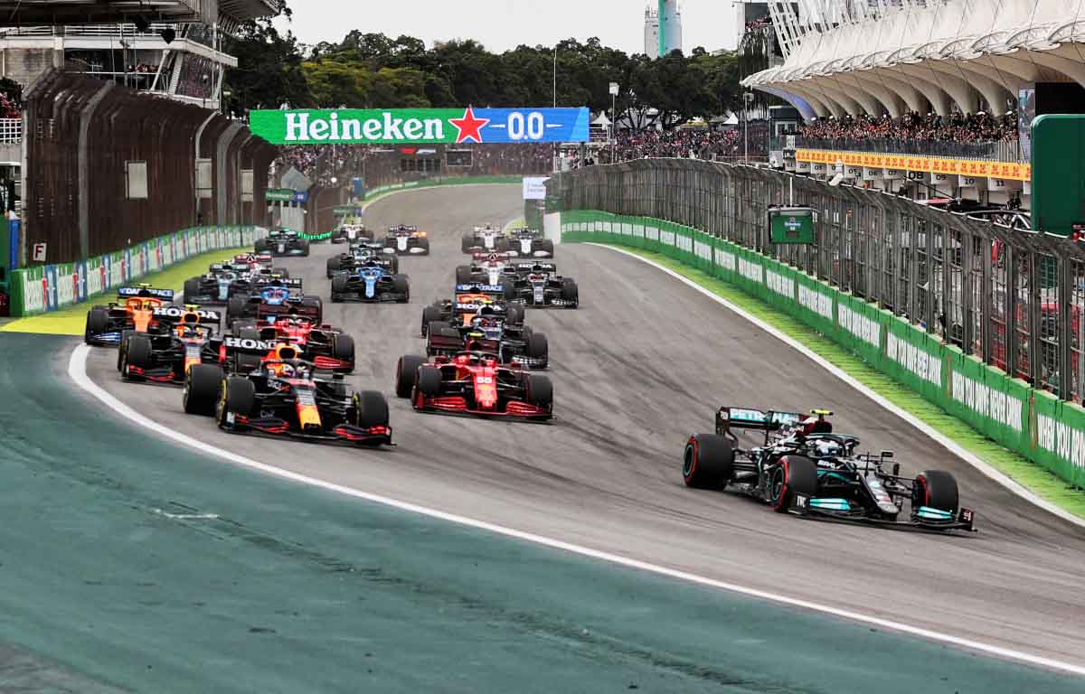 Valtteri Bottas toma la delantera al comienzo del sprint.  Fórmula 1 Sao Paulo Noviembre 2021.