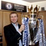 Roman Abramovich celebra con el primero de los cinco títulos de la Premier League que Chelsea ganó bajo su propiedad