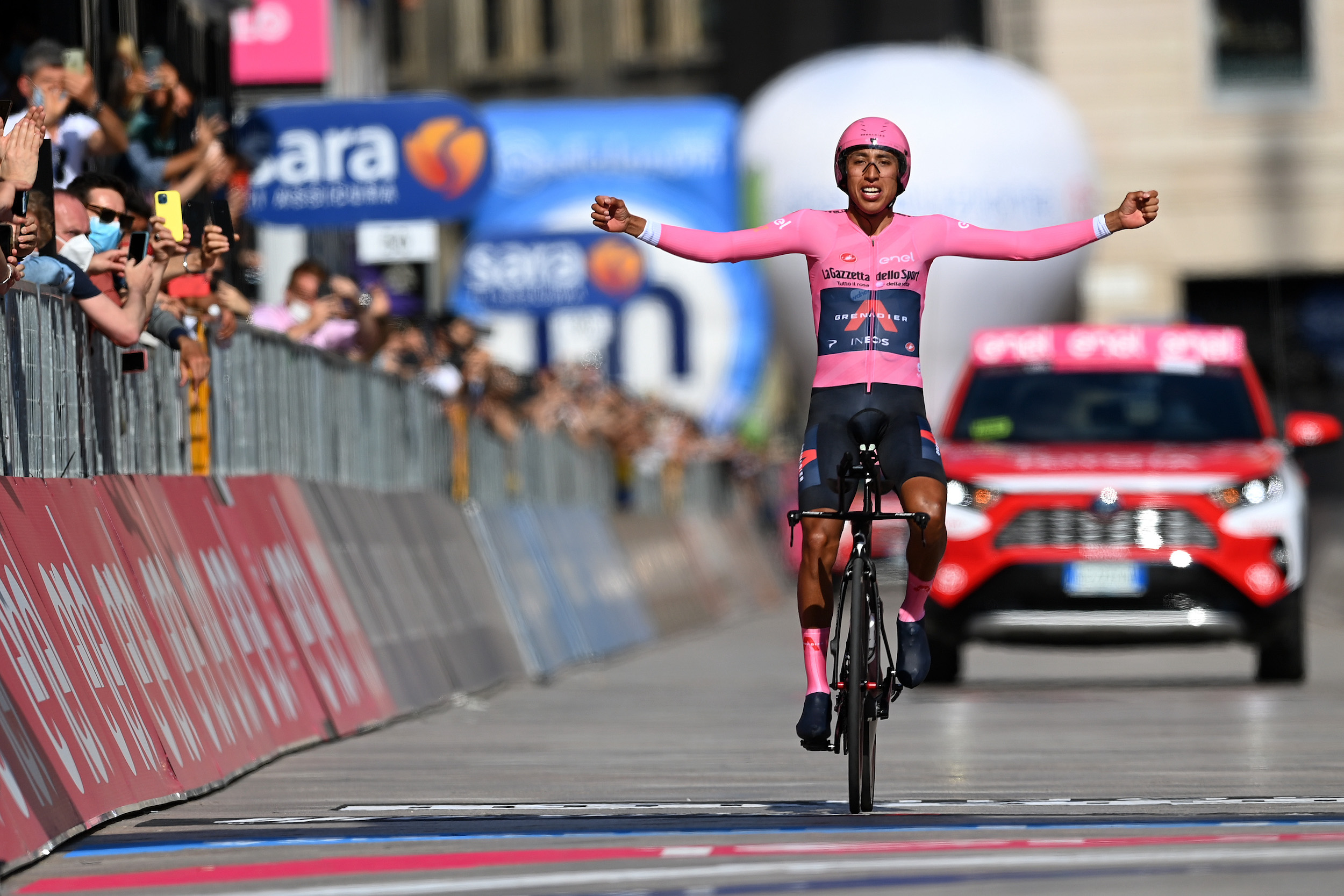 Sorpresa: Egan Bernal publica un video de sí mismo caminando sin ayuda después del accidente