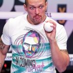 Oleksandr Usyk hace malabarismos con un balón en un entrenamiento