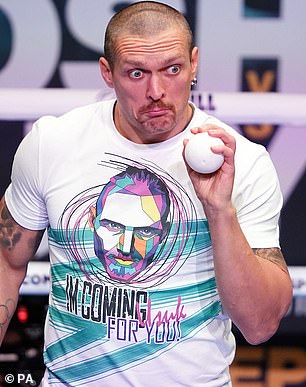 Oleksandr Usyk hace malabarismos con un balón en un entrenamiento