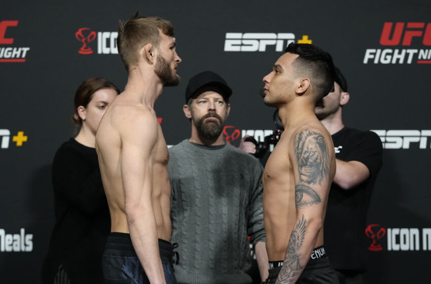 LAS VEGAS, NEVADA - 18 DE FEBRERO: (LR) Jonathan Pearce y Christian Rodríguez se enfrentan durante el pesaje de UFC Fight Night en UFC APEX el 18 de febrero de 2022 en Las Vegas, Nevada.  (Foto de Jeff Bottari/Zuffa LLC)