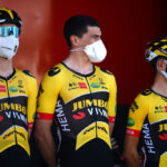 El equipo Jumbo-Visma en la firma de la etapa 3 de la Volta a la Comunitat Valenciana