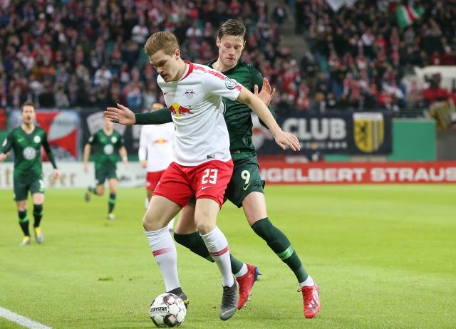 Wout Weghorst pone bajo presión a Marcel Halstenberg (RB Leipzig).