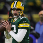 GREEN BAY, WISCONSIN - 22 DE ENERO: Aaron Rodgers # 12 de los Green Bay Packers se calienta en el juego de Playoff Divisional de la NFC en Lambeau Field el 22 de enero de 2022 en Green Bay, Wisconsin.  (Foto de Stacy Revere/Getty Images)