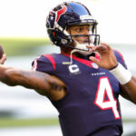 HOUSTON, TEXAS - 3 DE ENERO: Deshaun Watson #4 de los Houston Texans participa en los calentamientos previos a un partido contra los Tennessee Titans en el NRG Stadium el 3 de enero de 2021 en Houston, Texas.  (Foto de Carmen Mandato/Getty Images)