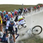 Alaphilippe da un salto mortal cuando el viento causa un choque espectacular en Strade Bianche