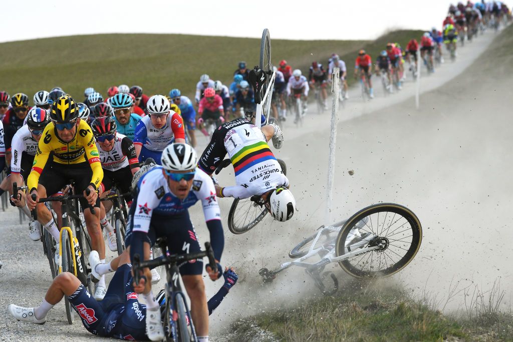 Alaphilippe da un salto mortal cuando el viento causa un choque espectacular en Strade Bianche