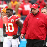 12 de enero de 2020;  Kansas City, Misuri, Estados Unidos;  El receptor abierto de los Kansas City Chiefs, Tyreek Hill (10), y el entrenador en jefe Andy Reid contra los Houston Texans en el partido de fútbol americano de la Ronda Divisional de la AFC en el Arrowhead Stadium.  Crédito obligatorio: Mark J. Rebilas-USA TODAY Sports