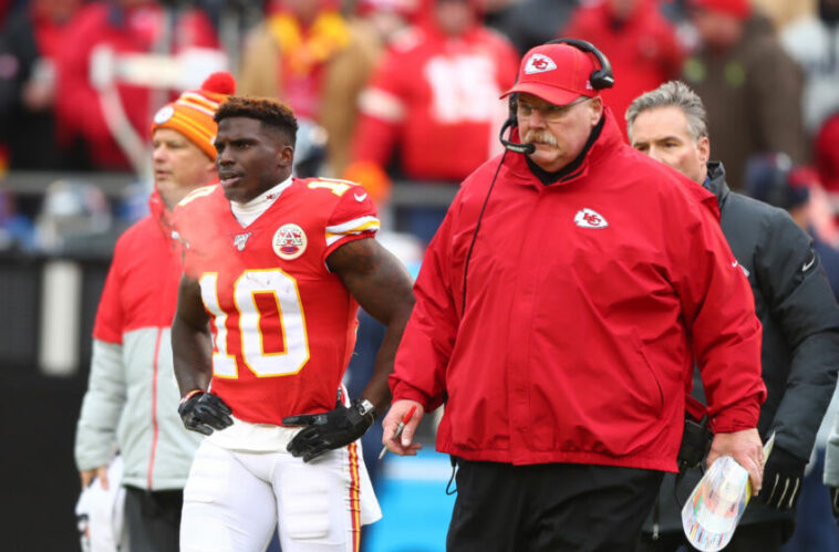 12 de enero de 2020;  Kansas City, Misuri, Estados Unidos;  El receptor abierto de los Kansas City Chiefs, Tyreek Hill (10), y el entrenador en jefe Andy Reid contra los Houston Texans en el partido de fútbol americano de la Ronda Divisional de la AFC en el Arrowhead Stadium.  Crédito obligatorio: Mark J. Rebilas-USA TODAY Sports