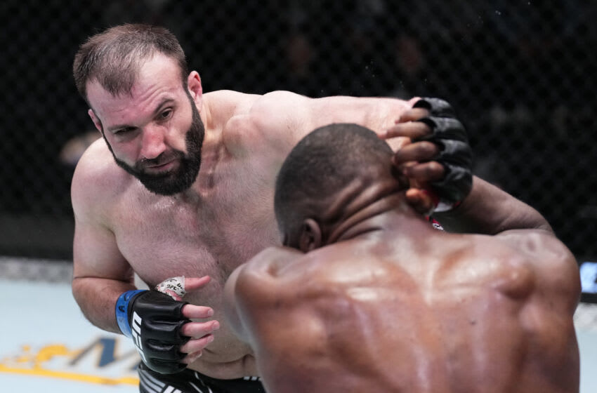 LAS VEGAS, NEVADA - 12 DE MARZO: (L-) Azamat Murzakanov de Rusia golpea a Tafon Nchukwi de Camerún en su pelea de peso semipesado durante el evento UFC Fight Night en UFC APEX el 12 de marzo de 2022 en Las Vegas, Nevada.  (Foto por Chris Unger/Zuffa LLC)