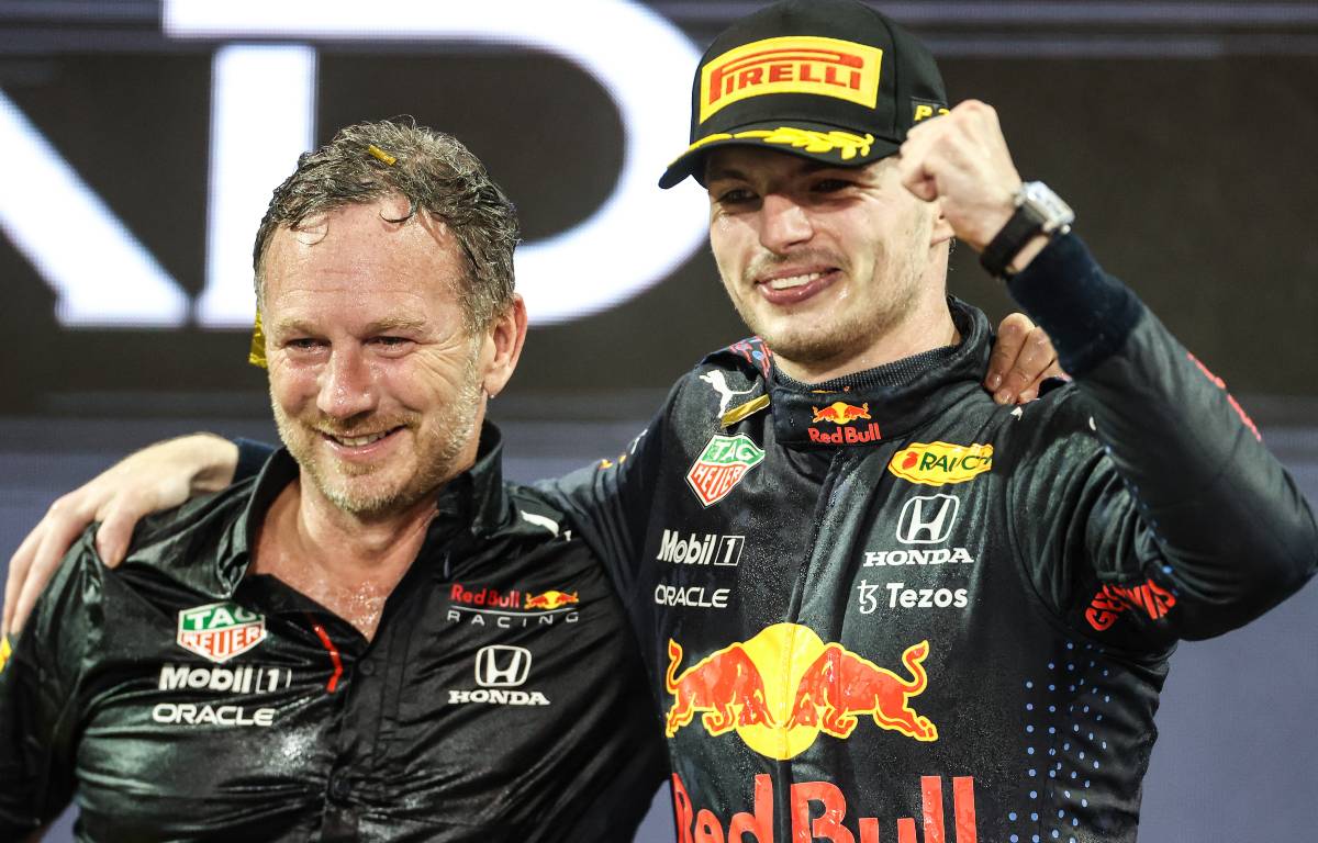 Christian Horner y Max Verstappen tras el GP de Abu Dabi.  Yas Marina Diciembre 2021.