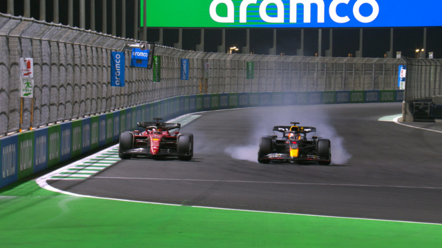 IMPRESCINDIBLE: El frenético duelo de Verstappen y Leclerc por la victoria en Jeddah