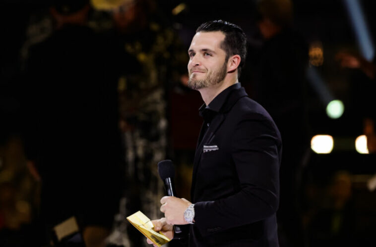 LAS VEGAS, NEVADA - 7 DE MARZO: Derek Carr habla en el escenario durante la 57ª edición de los Premios de la Academia de Música Country en el Allegiant Stadium el 7 de marzo de 2022 en Las Vegas, Nevada.  (Foto de Kevin Winter/Getty Images para ACM)