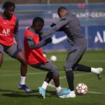 Idrissa Geuye estampa en el pie de Kylian Mbappe, y la estrella ahora podría perderse el choque de la Liga de Campeones del PSG con el Real Madrid