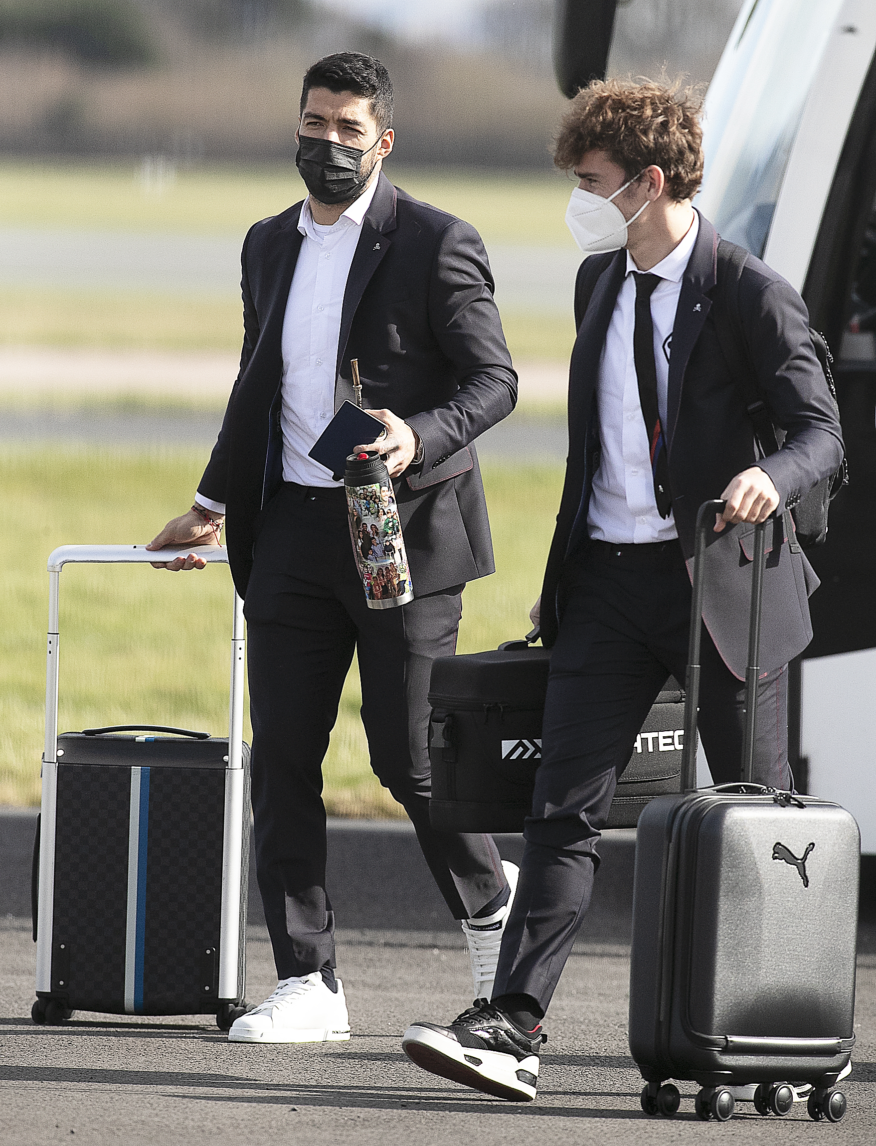 La estrella del Atlético de Madrid Luis Suárez aterrizó en Manchester con su petaca personalizada