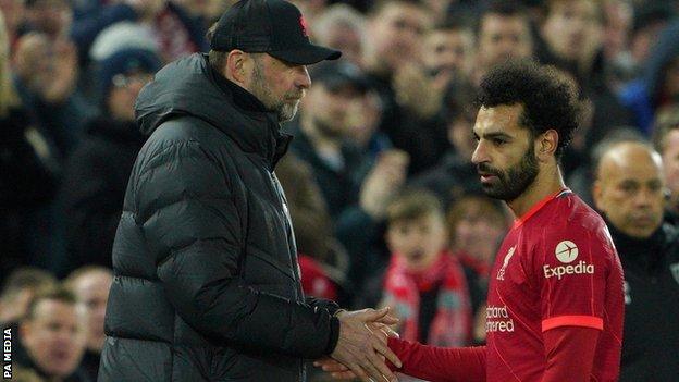 El entrenador del Liverpool, Jurgen Klopp (izquierda) y el delantero de los Rojos, Mohamed Salah.