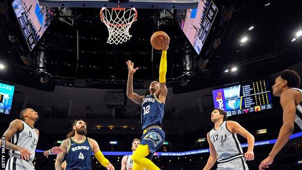 Ja Morant va a la canasta de los Memphis Grizzlies contra los San Antonio Spurs