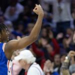 El guardia de los Philadelphia 76ers, Tyrese Maxey (0), reacciona después de su triple contra los Cleveland Cavaliers durante el último cuarto en el Wells Fargo Center.