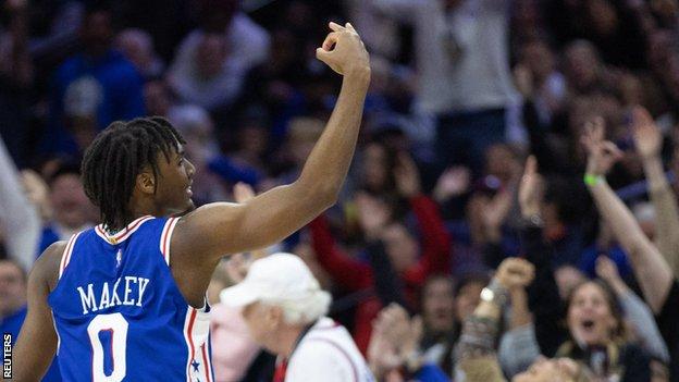 El guardia de los Philadelphia 76ers, Tyrese Maxey (0), reacciona después de su triple contra los Cleveland Cavaliers durante el último cuarto en el Wells Fargo Center.