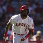 Ángeles de Los Ángeles'  Jo Adell corre hacia la primera base durante un partido de béisbol contra los Rangers de Texas el domingo 5 de septiembre de 2021 en Anaheim, California (AP Photo/Ashley Landis)