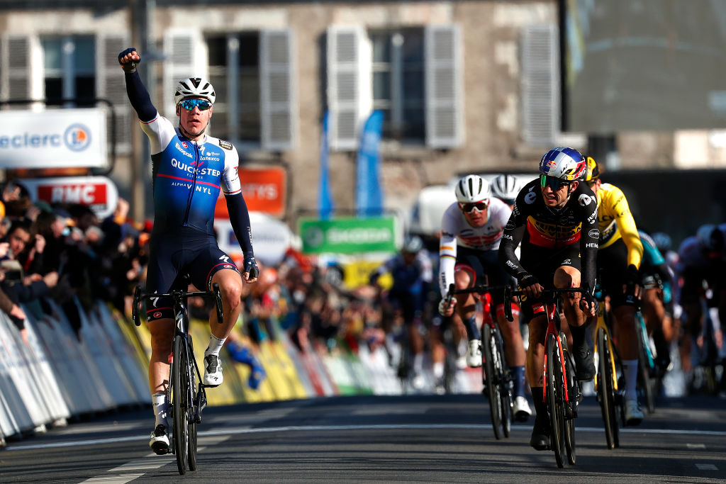 París-Niza: Jakobsen supera a Van Aert y gana la etapa 2