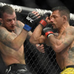 LAS VEGAS, NEVADA - 5 DE MARZO: Rafael Dos Anjos (R) de Brasil y Rafael Fiziev de Kazajstán luchan en su pelea de peso ligero durante UFC 272 en T-Mobile Arena el 5 de marzo de 2022 en Las Vegas, Nevada.  (Foto de David Becker/Getty Images)