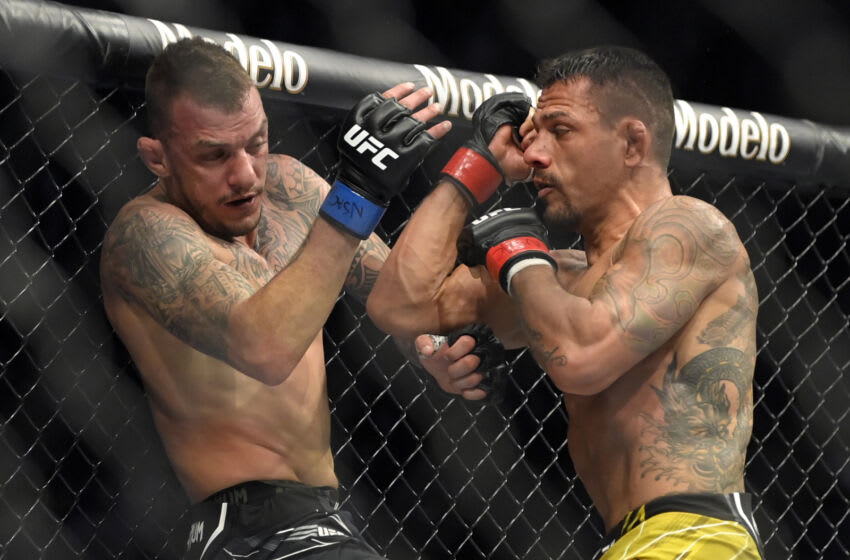 LAS VEGAS, NEVADA - 5 DE MARZO: Rafael Dos Anjos (R) de Brasil y Rafael Fiziev de Kazajstán luchan en su pelea de peso ligero durante UFC 272 en T-Mobile Arena el 5 de marzo de 2022 en Las Vegas, Nevada.  (Foto de David Becker/Getty Images)