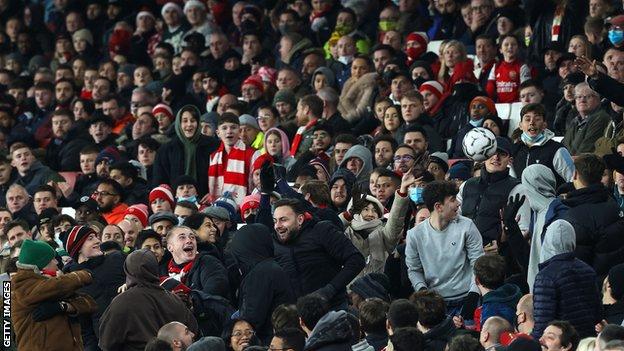 Aficionados del Arsenal dentro del Emirates Stadium