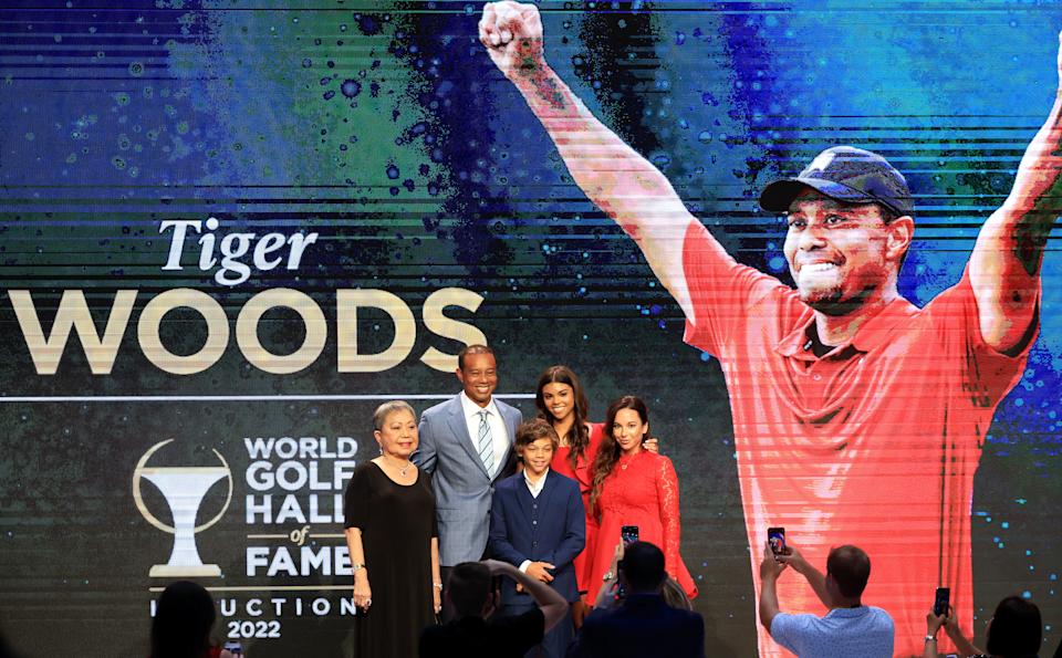 Tiger Woods y su familia antes de su incorporación al Salón de la Fama del Golf Mundial.