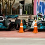 George Russell y Lewis Hamilton, Mercedes, estacionan en el paddock.  Baréin, marzo de 2022.