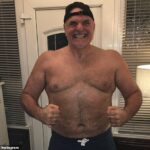 Tyson Fury ha afirmado que está tratando de organizar una pelea para su padre John, de 57 años (en la foto)
