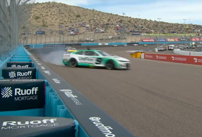 Video: Chase Elliott hace un trompo para mostrar precaución al final de la carrera en Phoenix