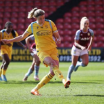 Justine Vanhaevermaet de Reading anota un penal contra Aston Villa en la Superliga Femenina
