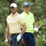 Rory McIlroy y Jordan Spieth miran durante la ronda final del PGA Memorial Tournament el 19 de julio de 2020. (Jamie Squire/Getty Images)